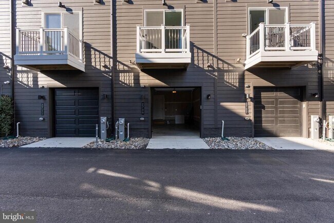 Building Photo - 2709 Light St