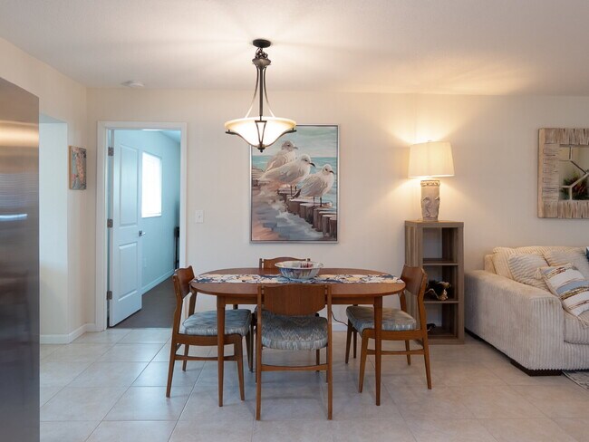 Building Photo - Seasonal 2/2 Single Family Home.  Less tha...