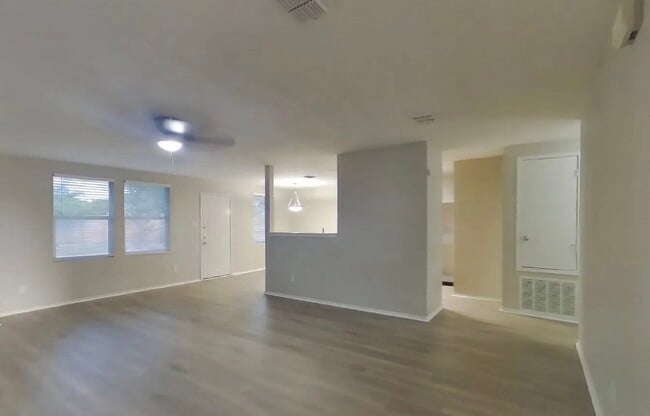 Building Photo - AVAILABLE NOW READY TO MOVE IN