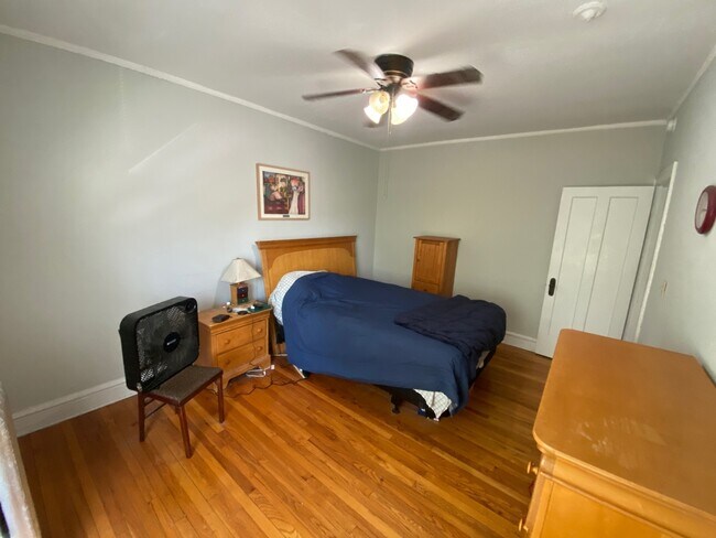 Building Photo - 736 Reba Pl