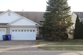 Building Photo - Charming 2BR/2BA Townhome in Prime Location