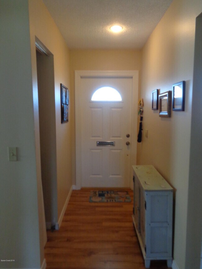 Building Photo - 412 Meadowlark Ln