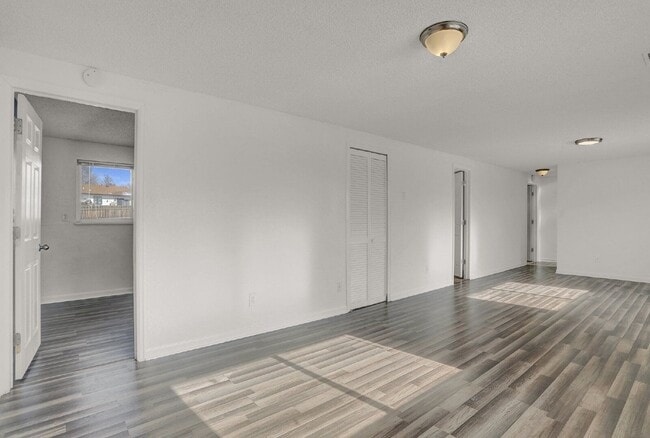 Building Photo - 512 Squire St