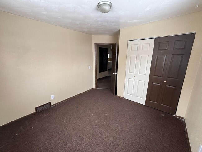 Building Photo - 3 Bedroom House