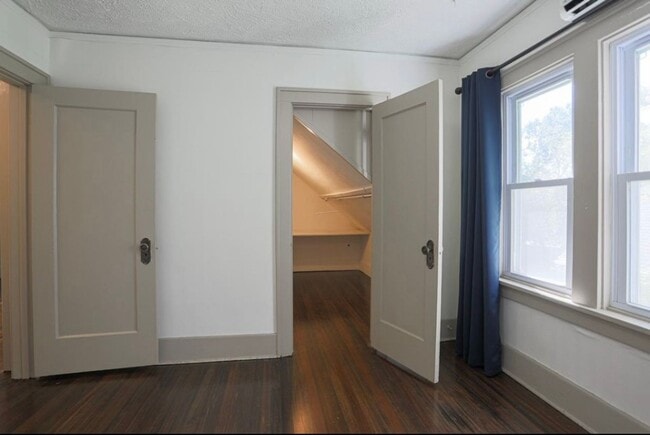 Building Photo - Beautiful 4 Bedroom Home Near Blackstone!