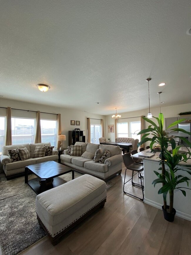 Building Photo - Stunning 3 Bedroom in NE Springs!