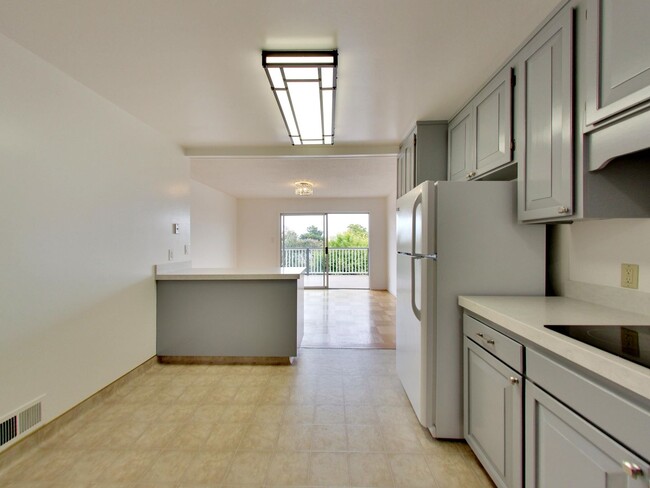 Building Photo - 4BR Home with Jaw-Dropping Views, Garage, ...