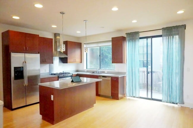 Building Photo - Large Executive Style Spacious 3 bedroom, 2.5 Bathroom house in West Oakland Close to BART/SF/Eme...