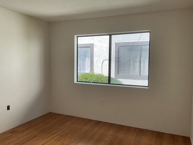 Building Photo - Los Caballeros #212