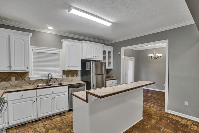 Building Photo - 404 Pine Brake Cir
