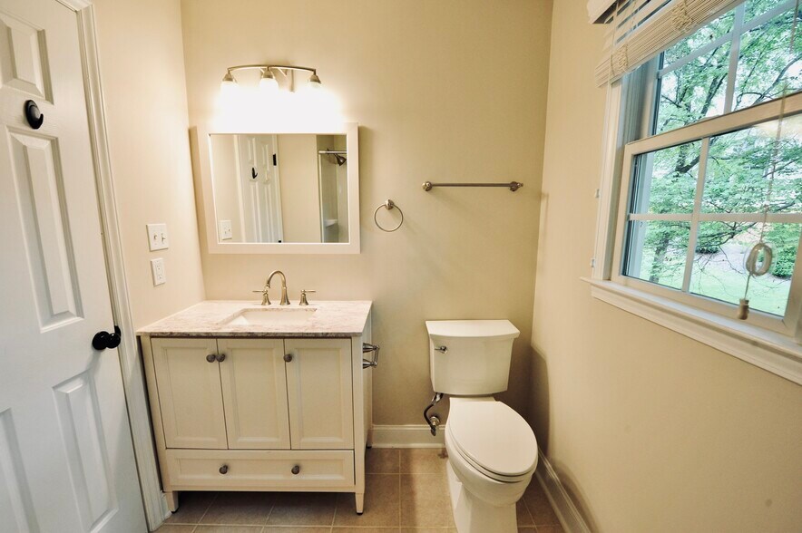 Building Photo - 962 Saint Catherines Dr