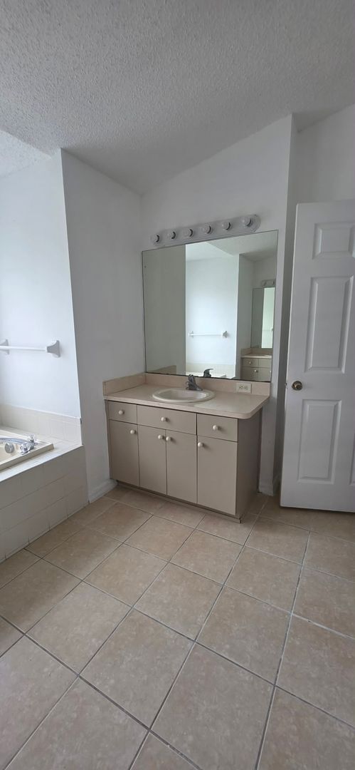 Building Photo - Spacious 3BR/2BA Home with Screened Patio and 2-Car Garage