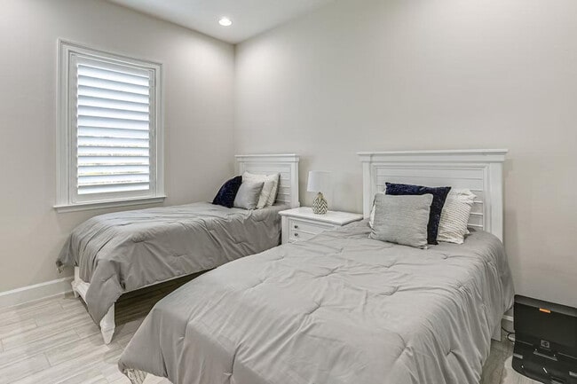 Building Photo - 6983 Saona CT