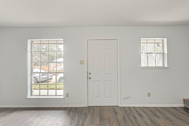 Building Photo - 1110 W Tri Oaks Ln