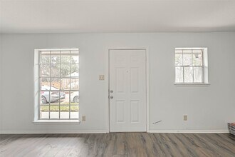 Building Photo - 1110 W Tri Oaks Ln