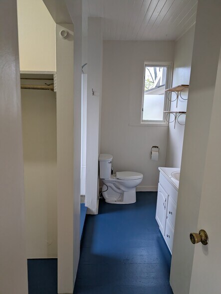 Building Photo - 715 SE 28th Ave