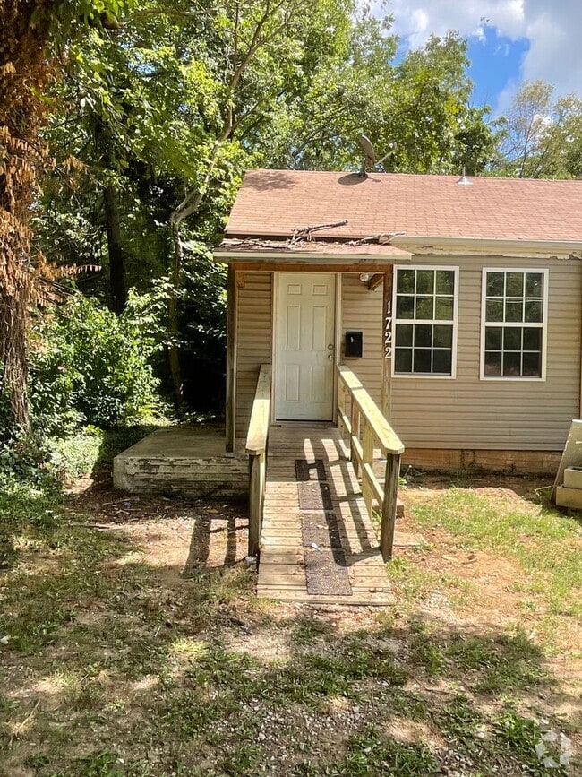 Building Photo - 1 bedroom/ bath duplex