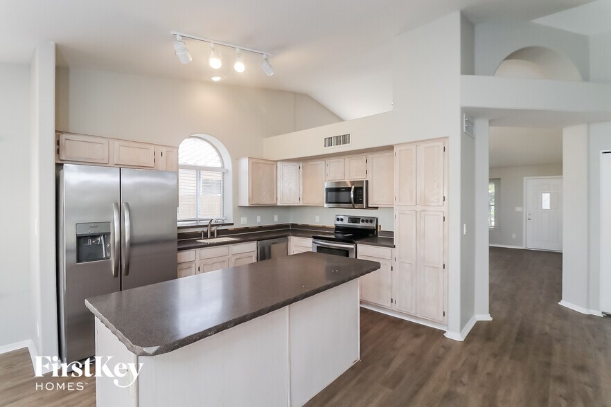 Building Photo - 1214 E Grovers Ave