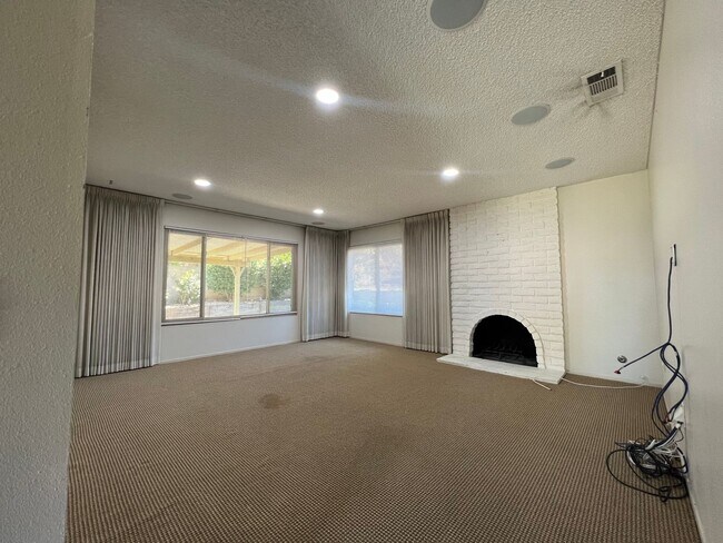 Building Photo - Beautiful upgraded 3b/2b home for rent in ...