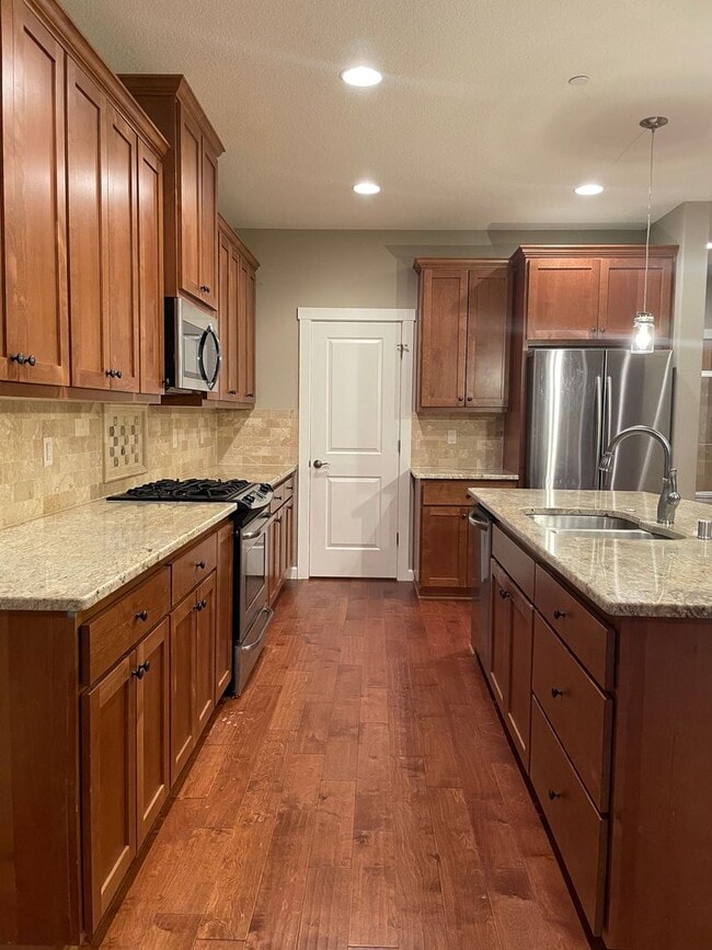 Building Photo - BEAUTIFUL LUXURY Style Townhouse with a gorgeous VIEW! Gated community in Camas! Top Rated Schools!