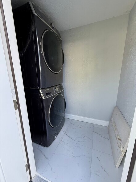 Shared Laundry - 614 N E St
