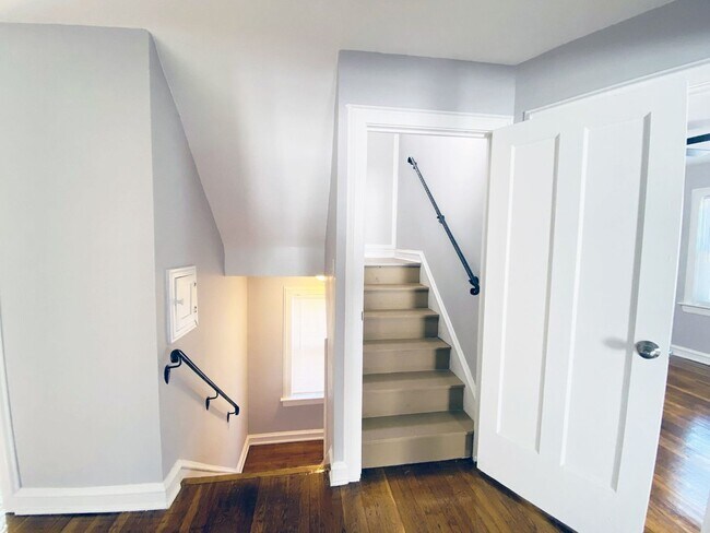 Building Photo - 4 Bed - 1 Bath Colonial for Rent in Clevel...