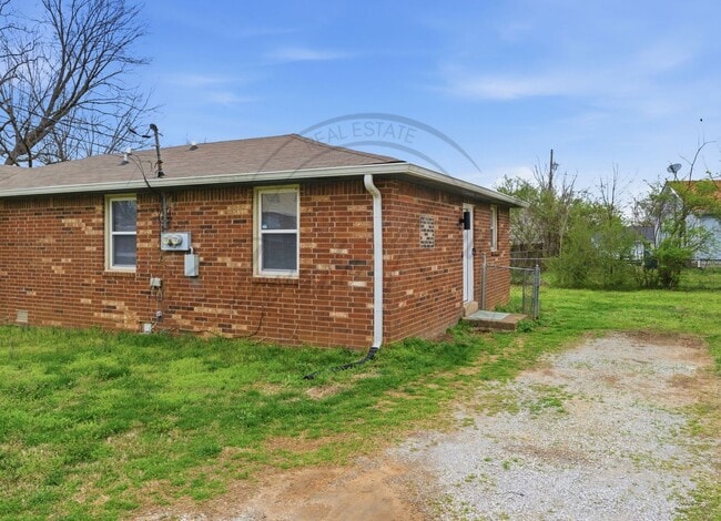 Building Photo - Two Bedroom Ranch Duplex in Hermitage with Updates and on Special!