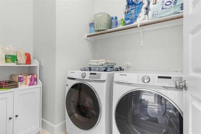 Building Photo - 3203 Scenic Valley Dr