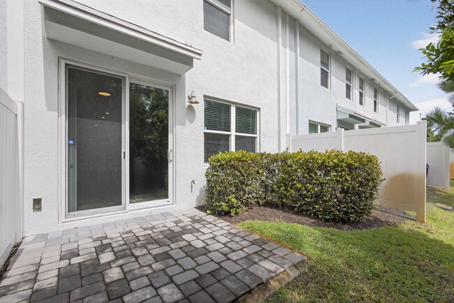 Building Photo - 392 SE Sea Hunt Way