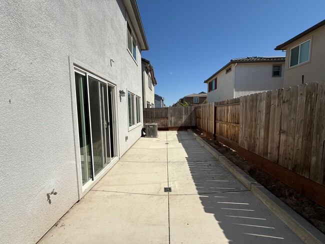 Building Photo - Two story home located in Sylvan School District!