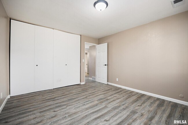 Building Photo - 2913 W Cannes Dr