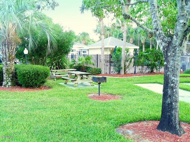 Building Photo - 3585 Sable Palm Ln