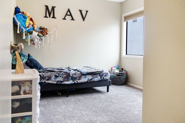 Building Photo - 3 Bedroom Townhome: Prime Location with Pool, Clubhouse and More!