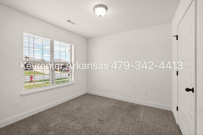 Building Photo - Bentonville living | 4bed 2bath