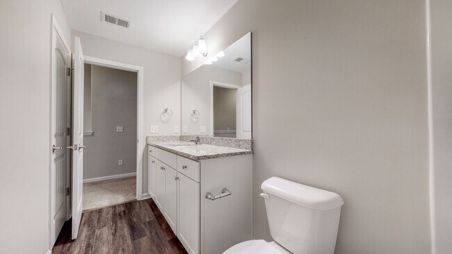 Building Photo - 3 Bedroom 2.5 Bathroom Townhome - The Comm...