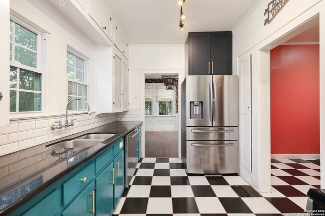 Building Photo - 418 W Rosewood Ave