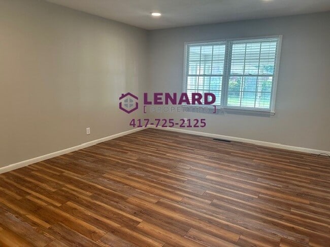 Building Photo - Beautiful 3 Bedroom House with Fenced in Yard
