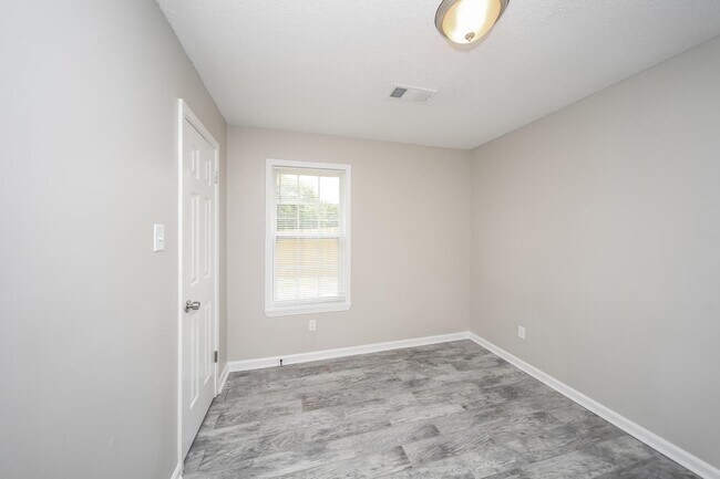Building Photo - 6580 Silver Oak Cove