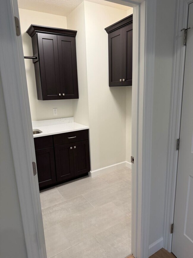 Building Photo - Available Nov 21st, 2025!!