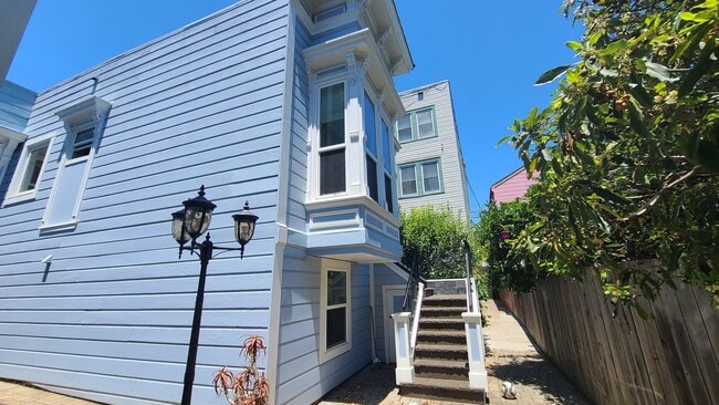 Building Photo - Updated top of the line Edwardian House in...