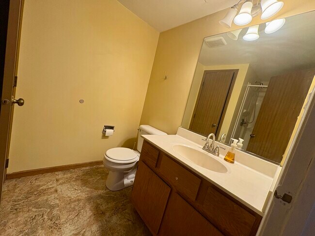 Building Photo - 313 Linden Dr
