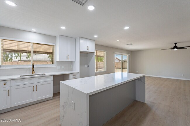 Building Photo - 2839 W Villa Maria Dr