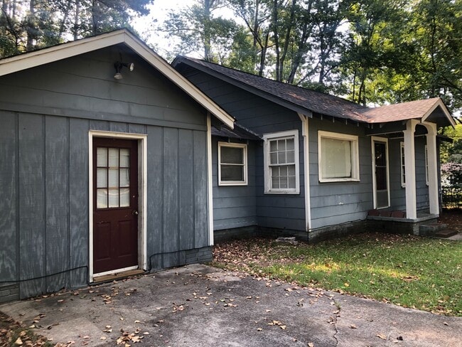 Building Photo - 2 Bedrooms, 1 Bathroom - House in West Rome!