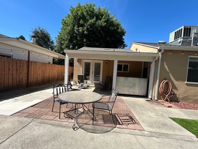 Building Photo - 2 bed, 1 bath, Bonus Room with Built-in Bar