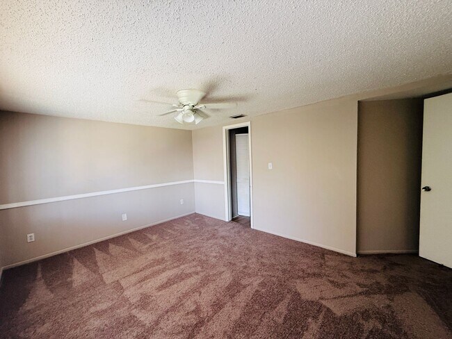 Building Photo - Charming 3 bedroom 1.5 bath condo for rent