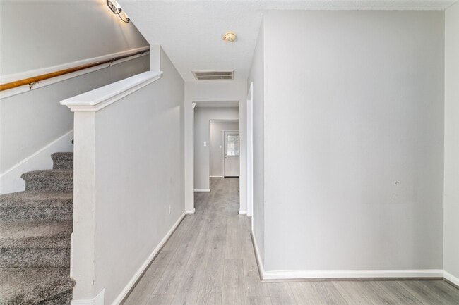 Building Photo - 10810 Meadow Walk Ln
