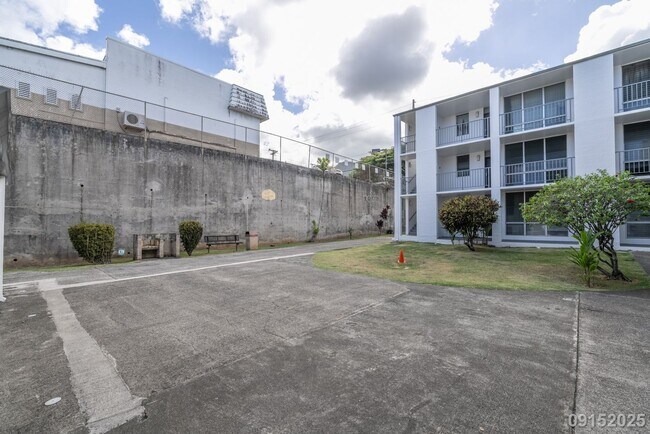 Building Photo - $2,900/mo | 2BR | 1BA | 620 sq. ft. | Move...
