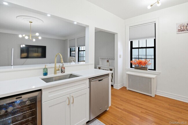 Building Photo - 26 Pondfield Rd