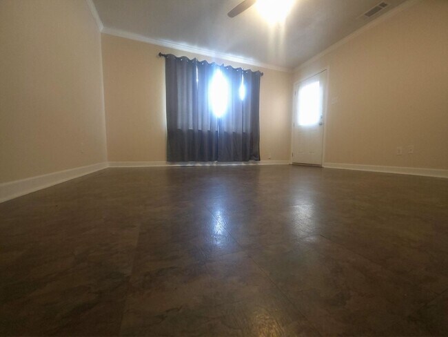 Building Photo - Charming 3-Bedroom Home for Rent – Spacious Backyard & Quiet Neighborhood!