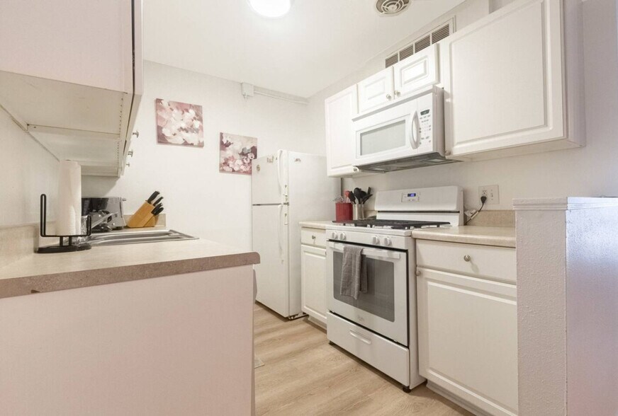 Building Photo - 1700 SW 16th Ct